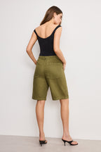 LITE LINEN BERMUDA SHORT MARTINI OLIVE002