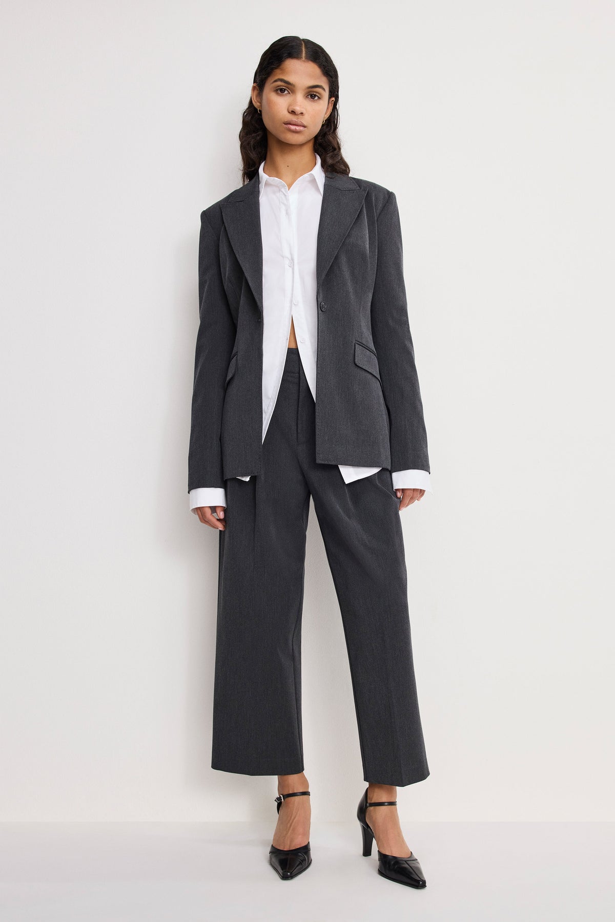 ESSENTIAL SUITING PLEATED CROPPED TROUSERS DARK HEATHER GRAY