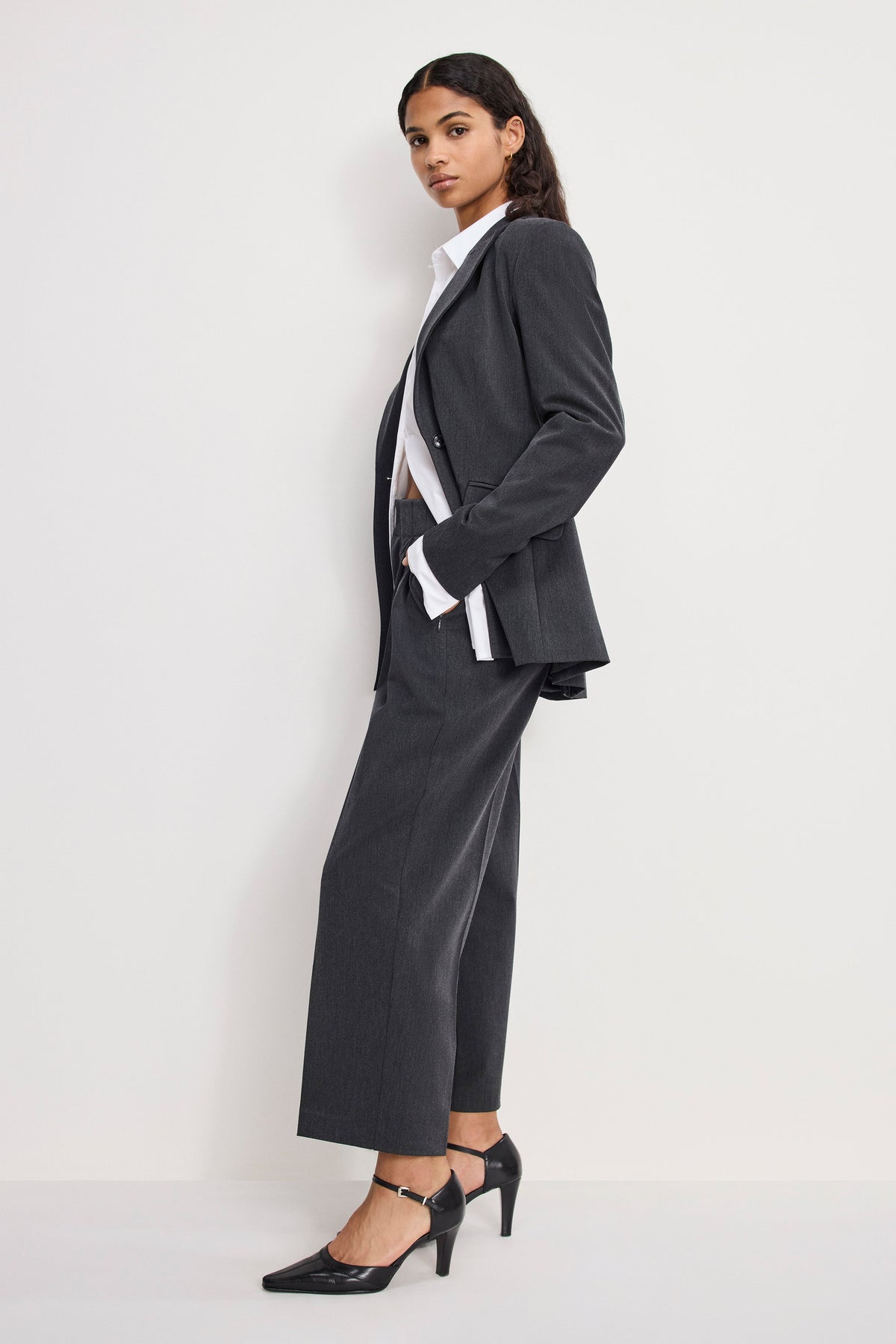 ESSENTIAL SUITING PLEATED CROPPED TROUSERS DARK HEATHER GRAY