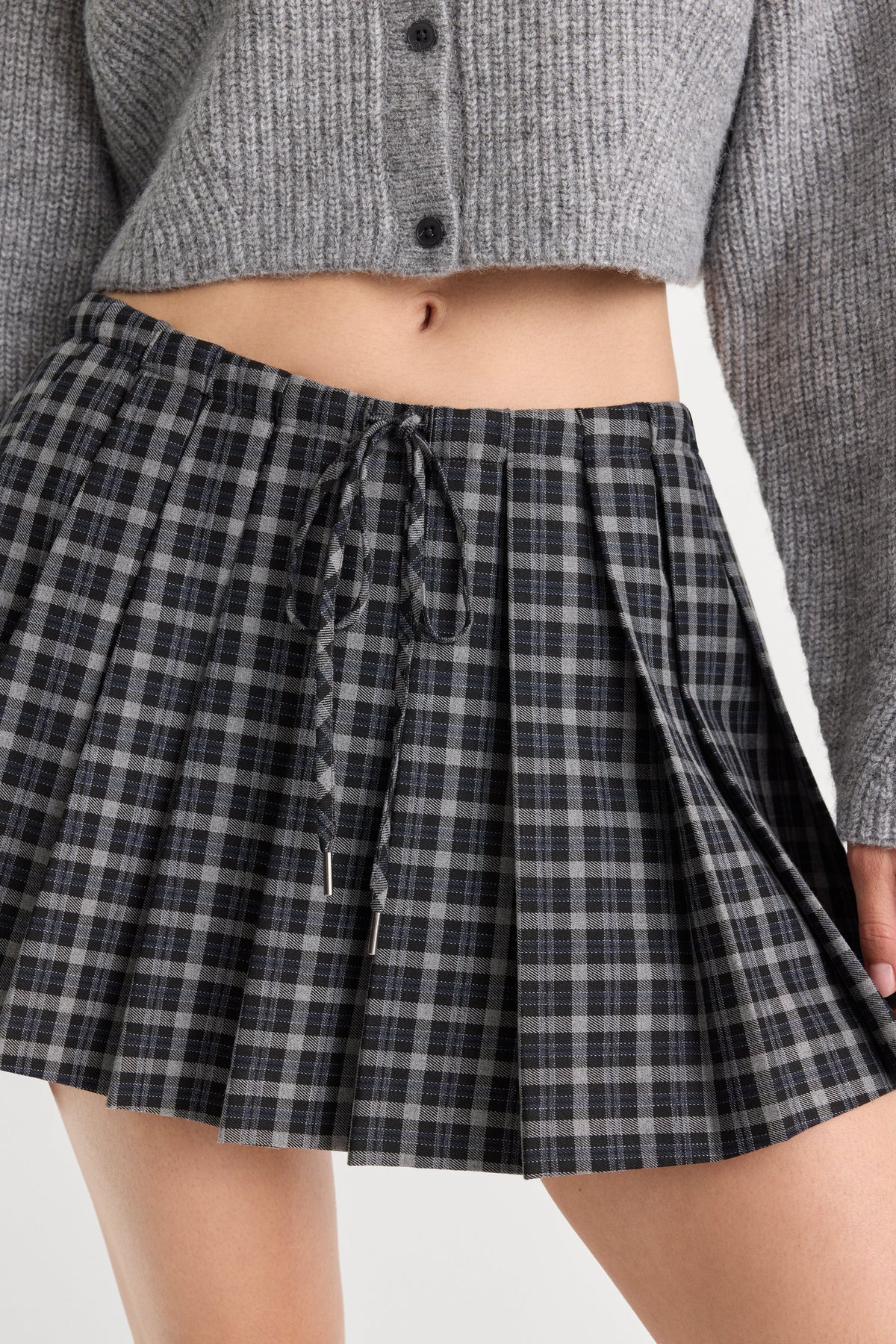 THE PLEATED SKIRT CHARCOAL PLAID
