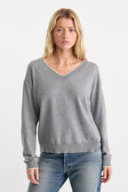 THE COZY V NECK SWEATER HEATHER GREY001