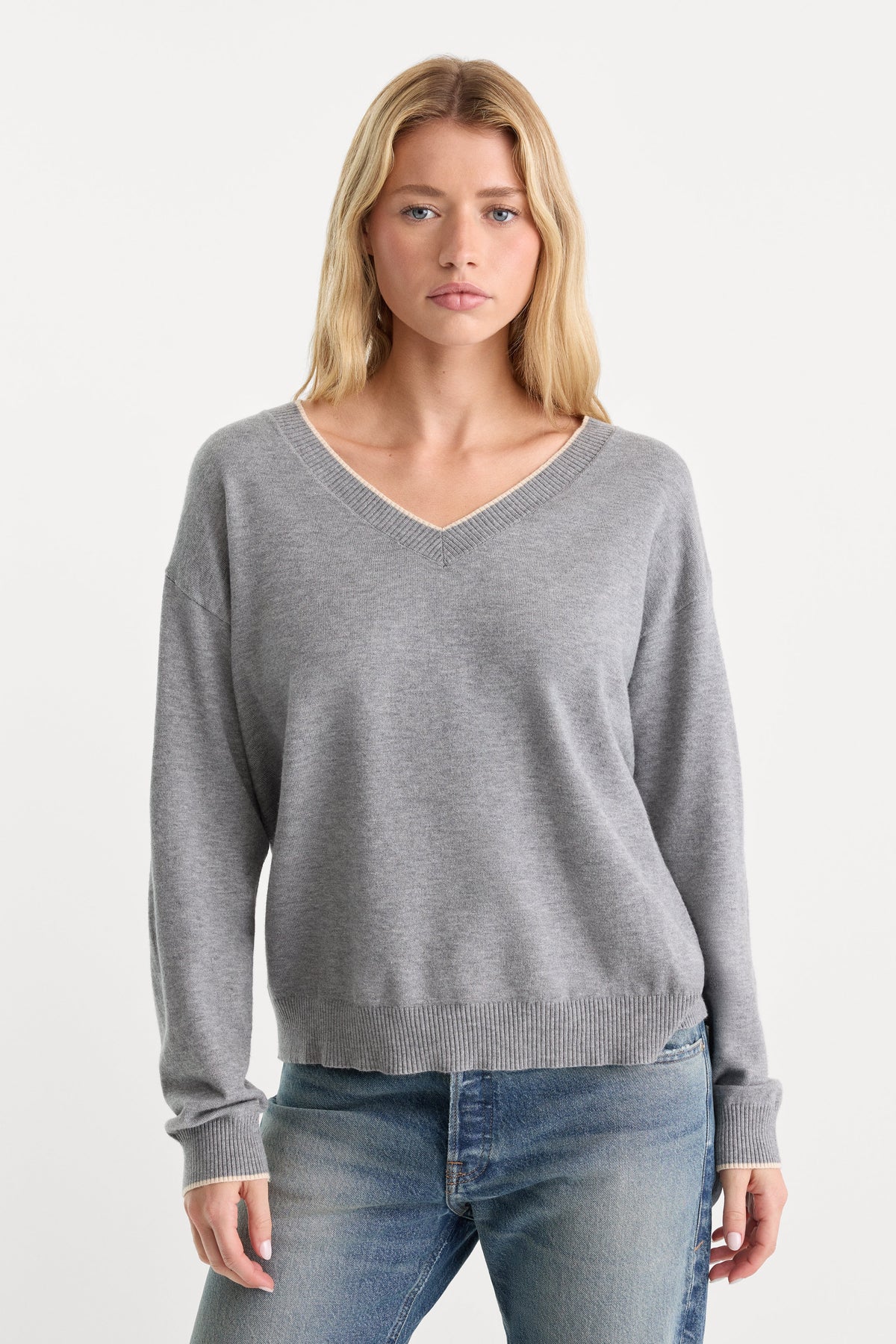 THE COZY V NECK SWEATER HEATHER GREY001