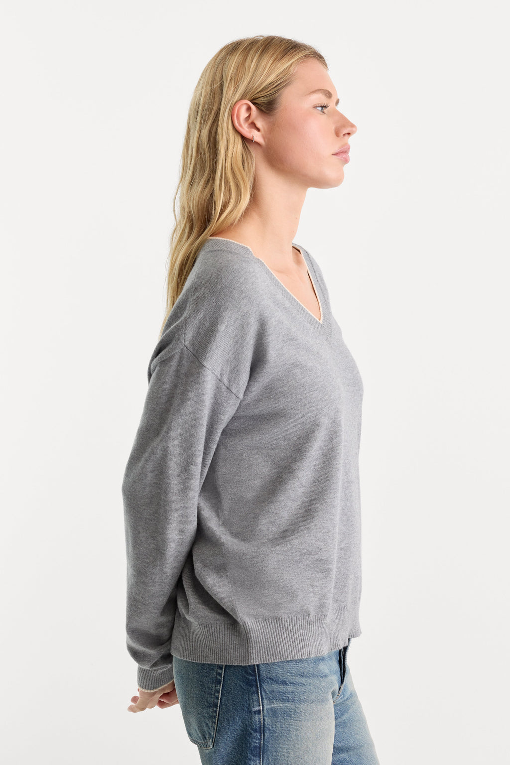 THE COZY V NECK SWEATER HEATHER GREY001