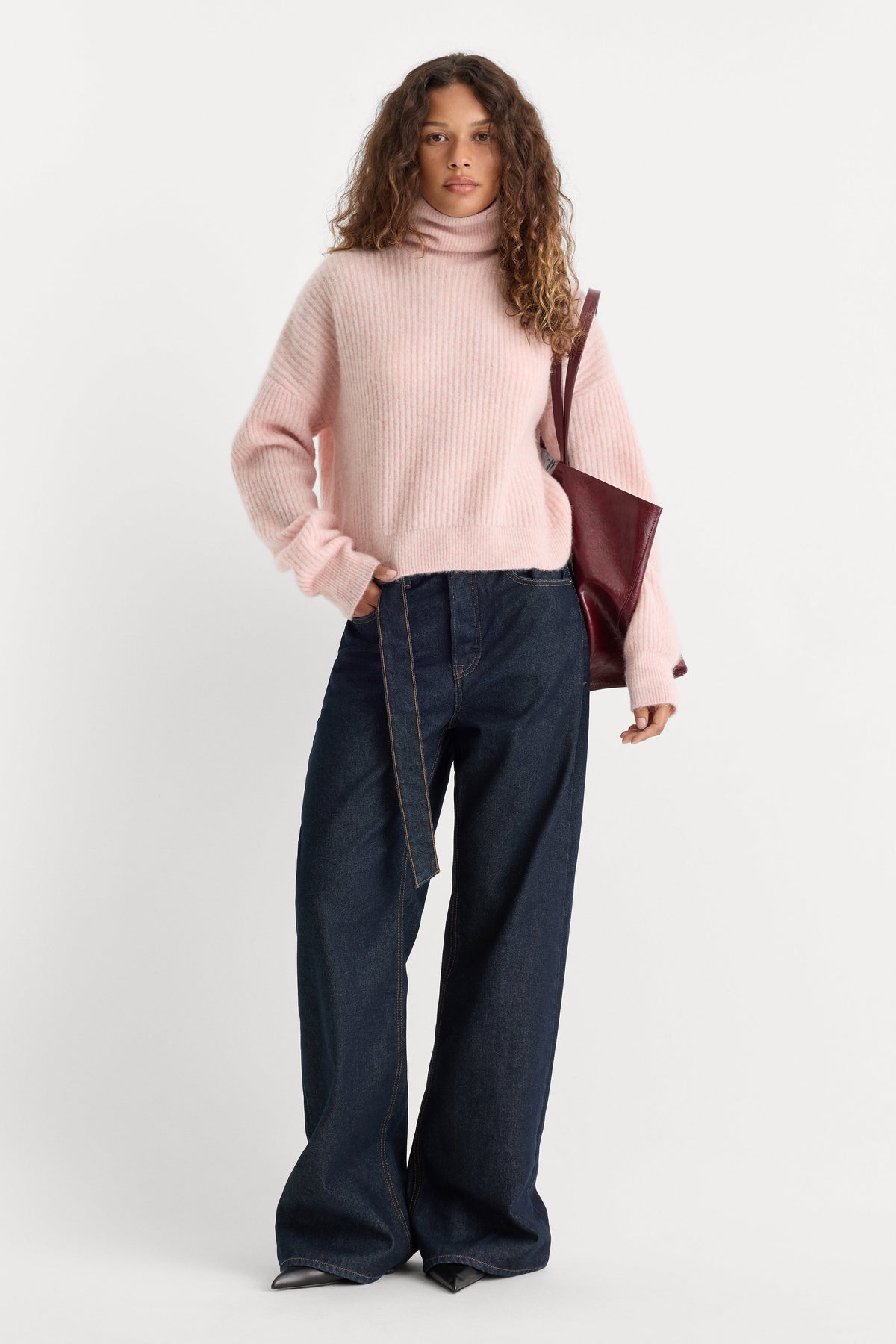 THE OVERSIZED TURTLENECK SWEATER BLUSH