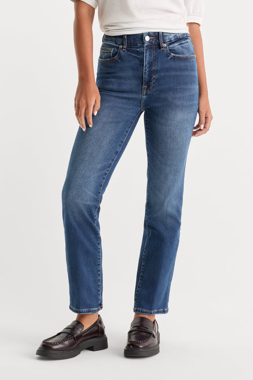 ALWAYS FITS GOOD PETITE STRAIGHT JEANS INDIGO571