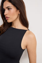 WEIGHTLESS SLEEVELESS TANK BLACK001